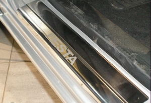 Alu-Frost Накладки на внутренние пороги с надписью, нерж. сталь, 2 шт. (3D) FORD (форд) Fiesta 09- - Автоаксессуары и тюнинг