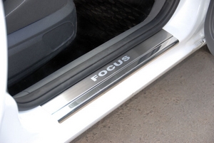 Alu-Frost Накладки на внутренние пороги с надписью, нерж. сталь, 2 шт. (3D) FORD (форд) Focus/фокус 05-/08- - Автоаксессуары и тюнинг