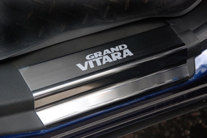 Alu-Frost Накладки на внутренние пороги с надписью, нерж. сталь, 3-х дверная модель SUZUKI (сузуки) Grand/Грандр Vitara/гранд витара 05-/08-/13- - Автоаксессуары и тюнинг